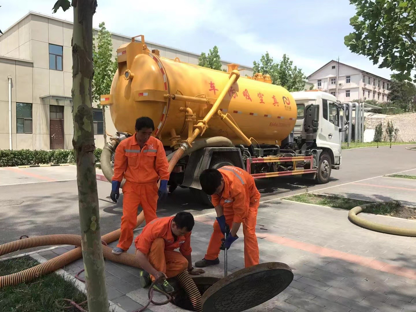 兴隆台管道疏通车停在窨井附近