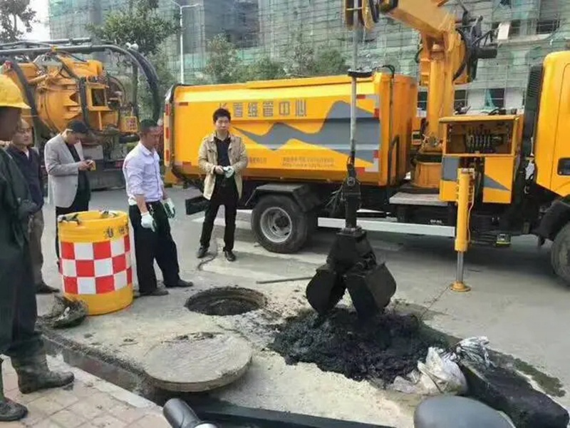 兴隆台街道：网格员化身“清道夫”，为民解忧疏通“堵心”化粪池