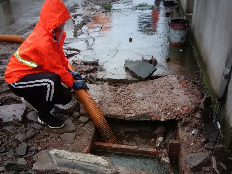 兴隆台专业清理污水池 炜誉市政以规范流程守护城市 “肠道”